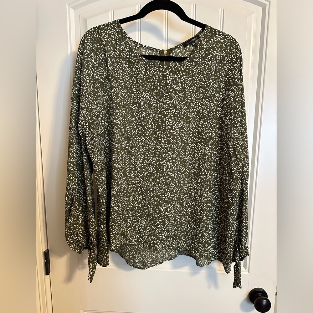 Green Papermoon XXL “flowy” top. Sleeves have ties. Gold zipper in back